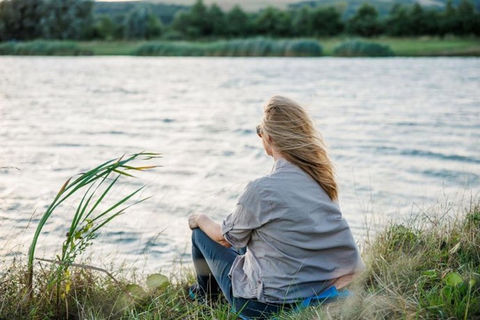 Una persona mirando al río. Imagen de archivo.