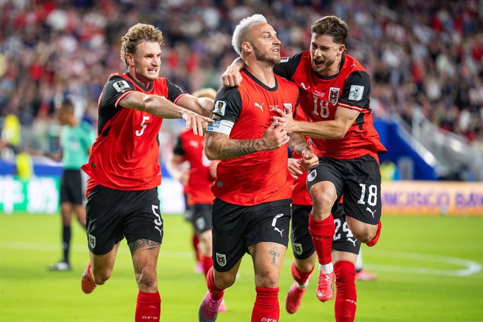 Stefan Posch, Marko Arnautovic y Romano Schmid celebran un gol contra Jordania en el Mundial de fútbol de 2026.