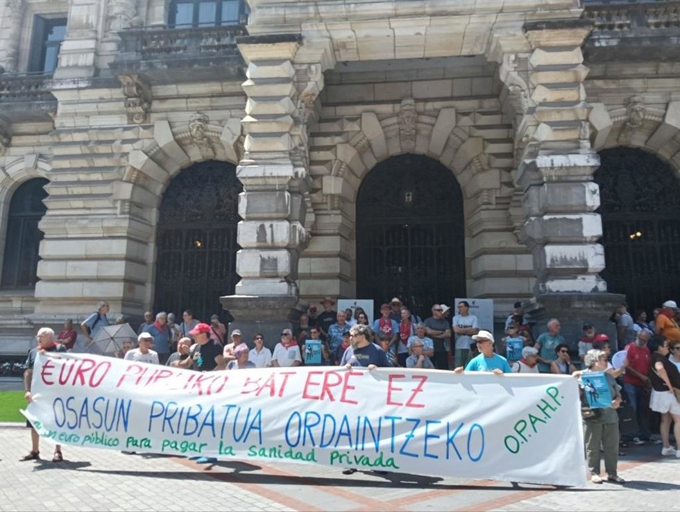Concentración de OPA  Herri Plataformak-Plataformas Ciudadanas en Defensa de la Sanidad Pública, frente a la diputación foral de Bizkaia,en Bilbao