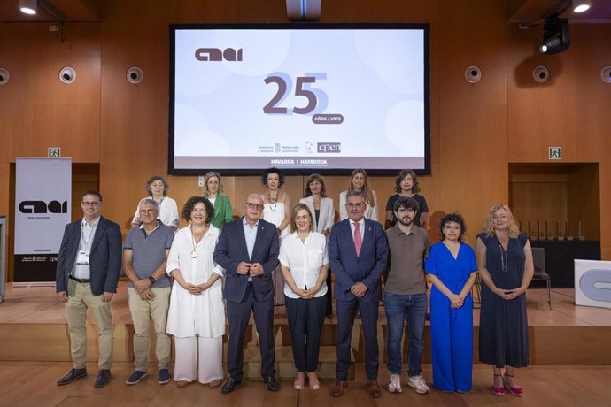 Los consejeros Carlos Gimeno y Juan Luis Garcia con la delegada del Gobierno, Alicia Echeverría (en el centro) y representantes institucionales y del CNAI que han participado en el acto de aniversario.