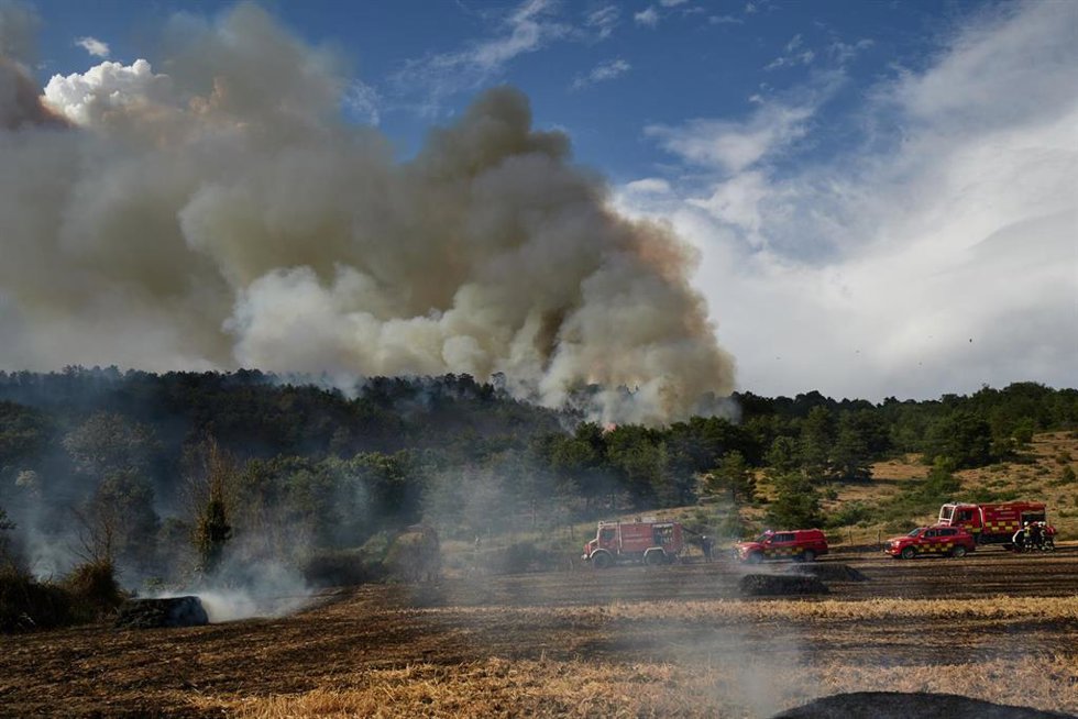 Varias dotaciones de bomberos tratan de extinguir un fuego, a 25 de junio de 2026, en Ezcabarte, Navarra (España).