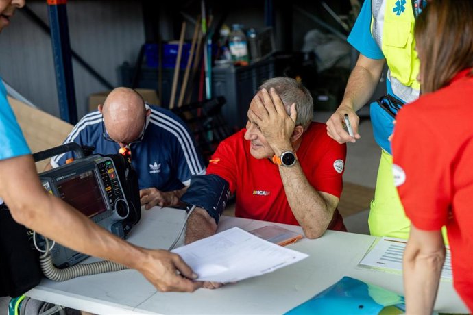 Varios bomberos durante los preparativos del Equipo de Emergencia y Respuesta Inmediata de la Comunidad de Madrid para volar a Venezuela, como imagen de recurso