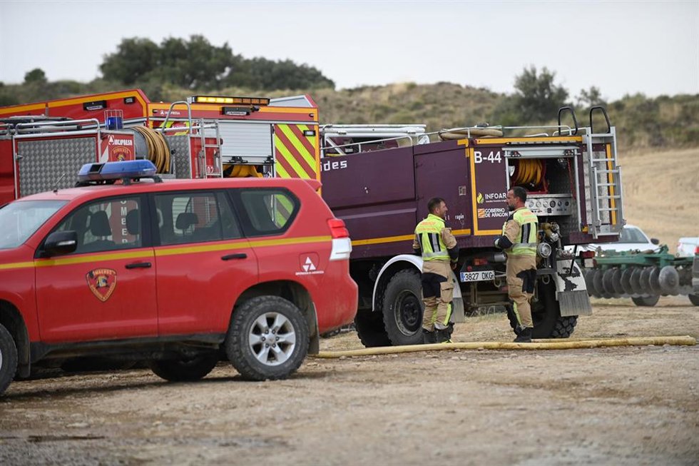 Archivo - Agentes del equipo de bomberos trabaja en una zona afectada por un incendio. Archivo