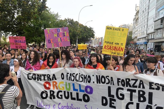 Archivo - Varias personas sujetan una pancarta durante una manifestación por el Orgullo LGTBI+, a 28 de junio de 2023, en A Coruña, Galicia (España).