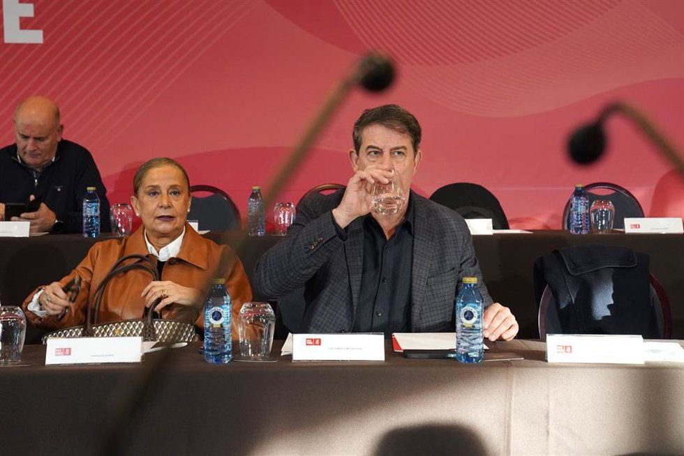 Archivo - El secretario general del PSdeG y portavoz del Grupo Socialista en el Parlamento de Galicia, José Ramón Gómez Besteiro (d), durante la reunión del Comité Nacional del Partido Socialista de Galicia, a 10 de enero de 2026, en Santiago de Compostel