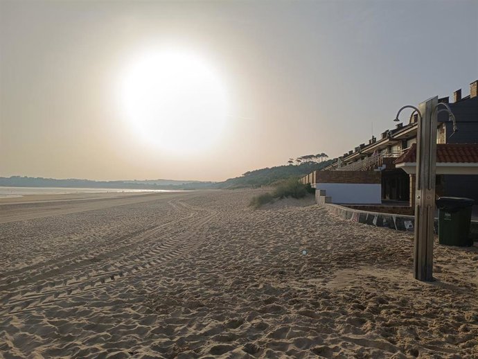 Playa de Somo, en Ribamontán al Mar. Arenal. Costa. Amanecer. Atardecer. Sol. Calor. Altas temperaturas. Verano. Vacaciones. Turismo.