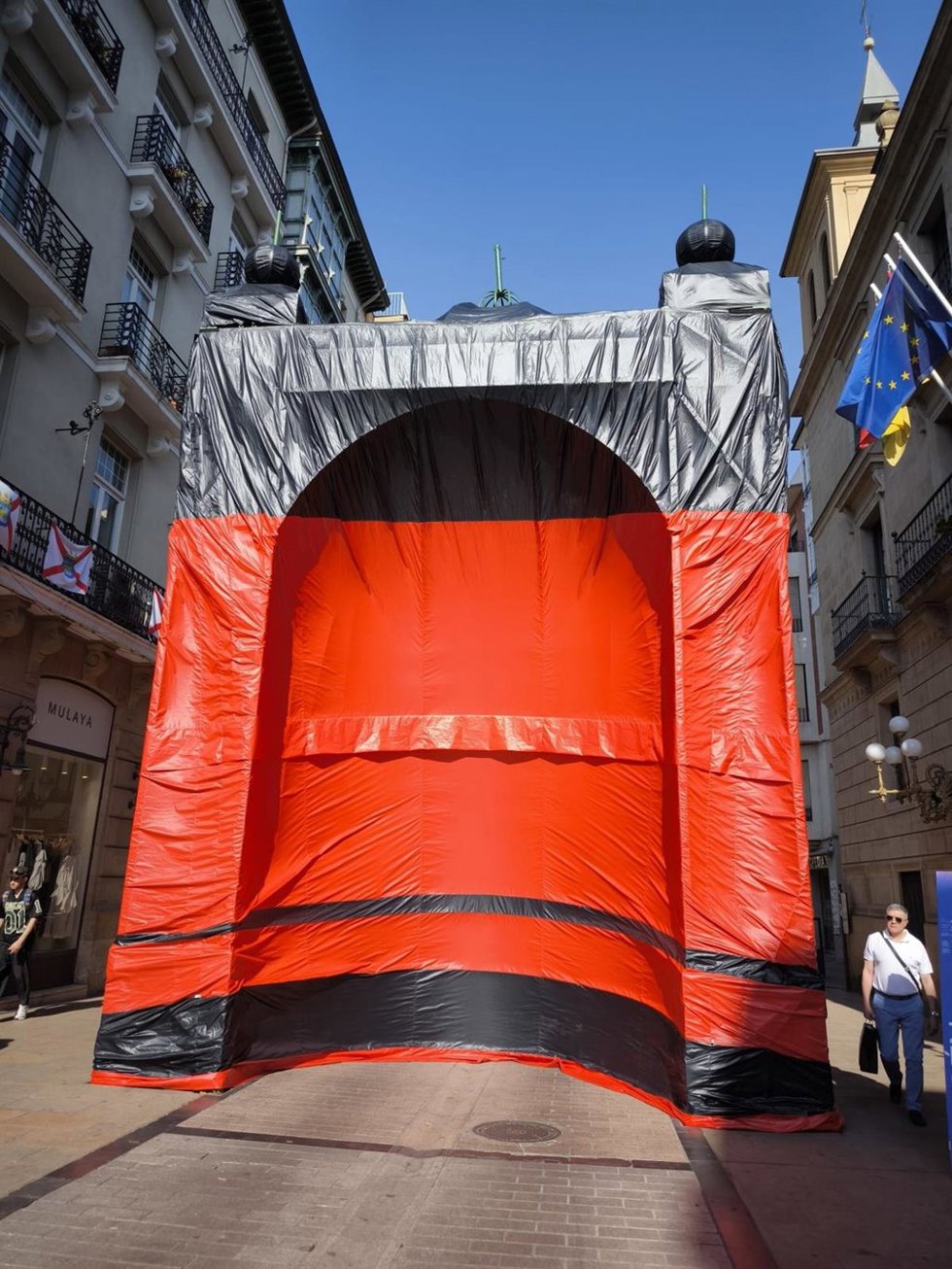 La transformación del 'Arco de San Bernabé' en un gran traje regional de serrana abre una nueva edición de 'Concéntrico'