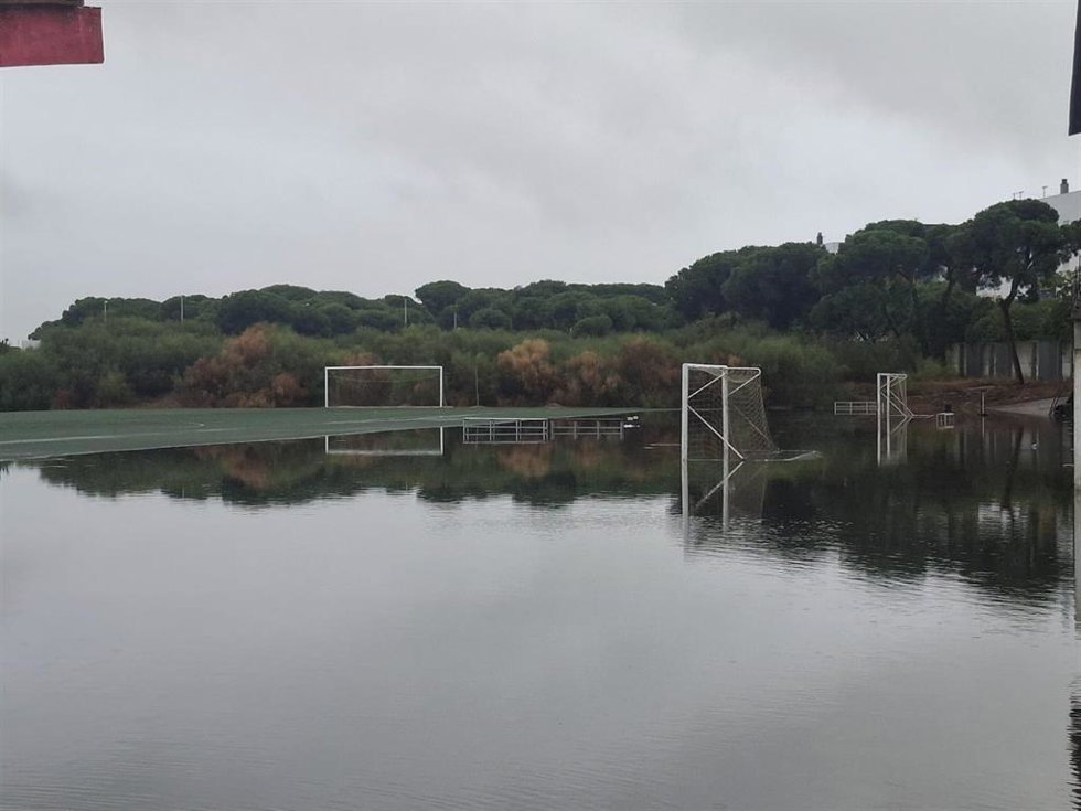 Polideporivo Antonio Gil Hernández de Punta Umbría inundado por las borrascas.
