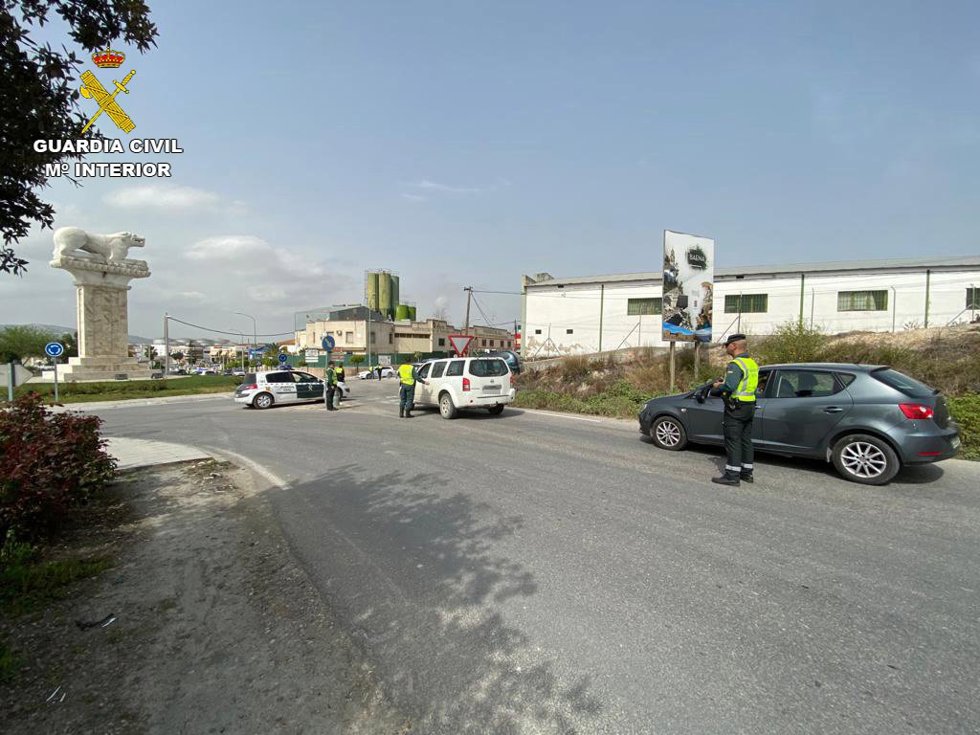Archivo - Agentes de la Guardia Civil en un control en Baena.