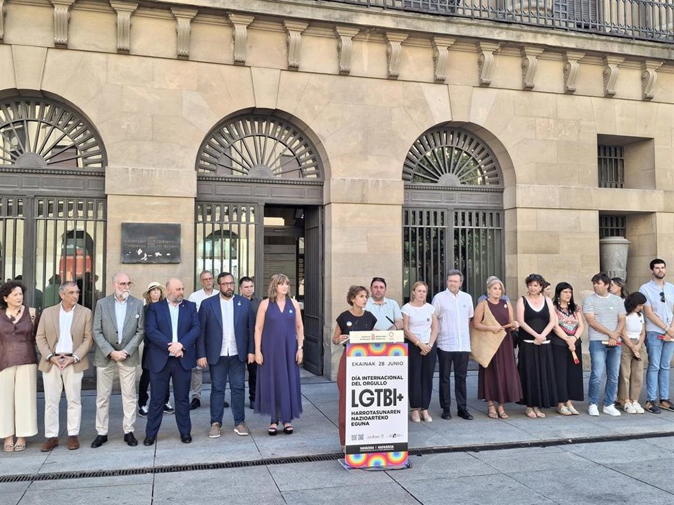 María Chivite interviene durante el acto institucional por el Día del Orgullo LGTBI+.