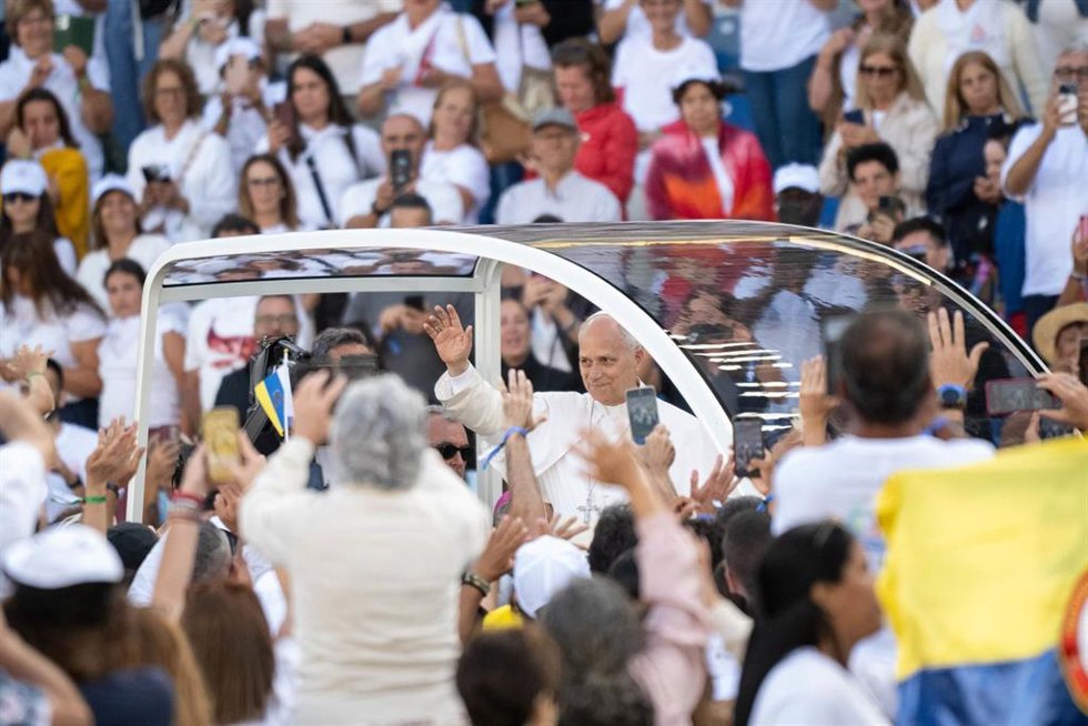 El Papa León XIV a su llegada, en papamóvil, a la celebración de la Santa Misa multitudinaria, a 11 de junio de 2026, en Las Palmas de Gran Canaria, Canarias (España). 