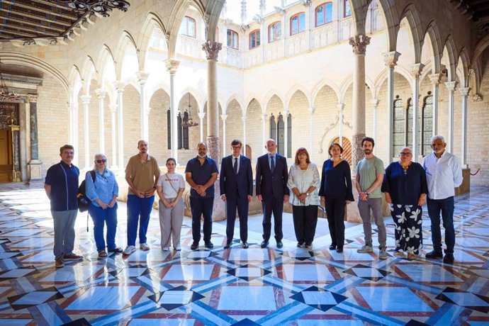 El president de la Generalitat, Salvador Illa, amb representants d'entitats veneçolanes a Barcelona