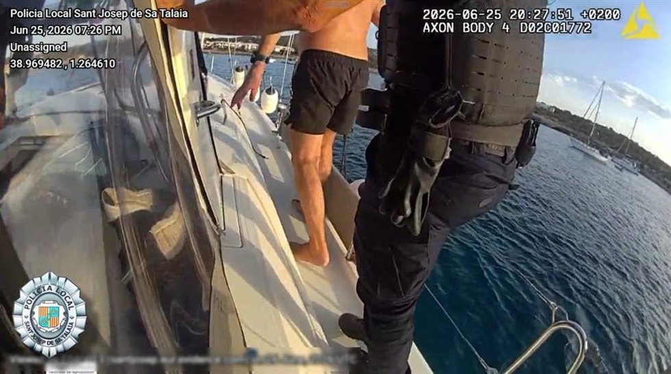 Agentes de la Policía Local de Sant Josep en el momento de la detención.