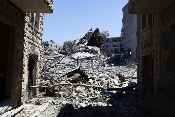 20 de junho de 2026, Distrito de Nabatieh, Sul do Líbano, Líbano: Moradores e funcionários municipais inspecionam a destruição generalizada em Nabatieh, no sul do Líbano, após três dias de intensos ataques aéreos israelenses e combates na região vizinha d