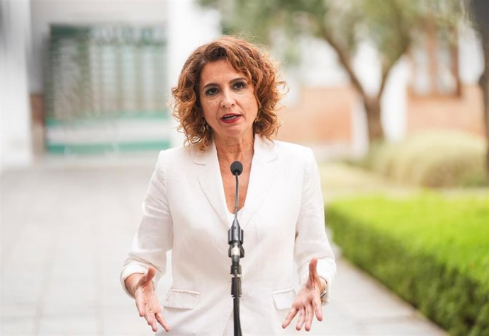 La secretaria general del PSOE-A y portavoz parlamentaria, María Jesús Montero, atiende a los medios tras la reunión mantenida con el Presidente del Parlamento andaluz en el marco de la ronda de contacto para la investidura. (Foto de archivo).