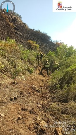 Imagen de un  Equipo de Lucha Integral contra Incendios Forestales (ELIF) Z2 de Zamora en el incendio de Pradela (Sotelo), en León.