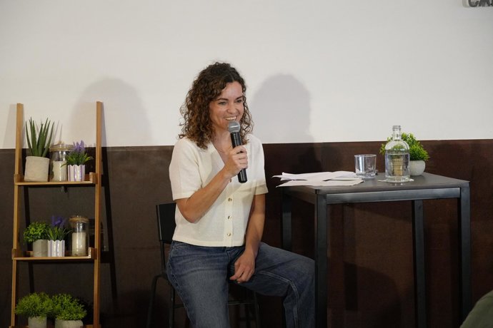 La candidata a las primarias del PSIB Rosario Sánchez en un acto con simpatizantes y representantes del partido.
