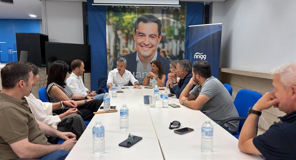 El vicesecretario de Hacienda, Vivienda e Infraestructuras del PP, Juan Bravo, junto al presidente del PP de Jaén, Erik Domínguez, la secretaria general, Elena González, y la la presidenta local y alcaldesa, Auxi del Olmo, en la reunión.