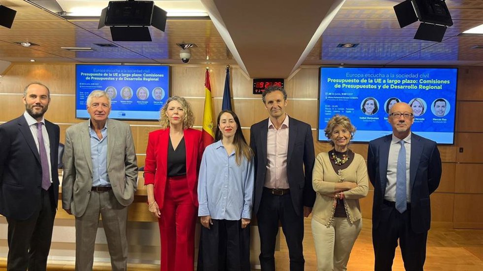 La directora general de Financiación Autonómica y Fondos Europeos de la Junta de Extremadura, Rosa Ramos, junto al director general de Asuntos Europeos y Acción Exterior, Pablo Hurtado, en la jornada 'Europa escucha a la sociedad'