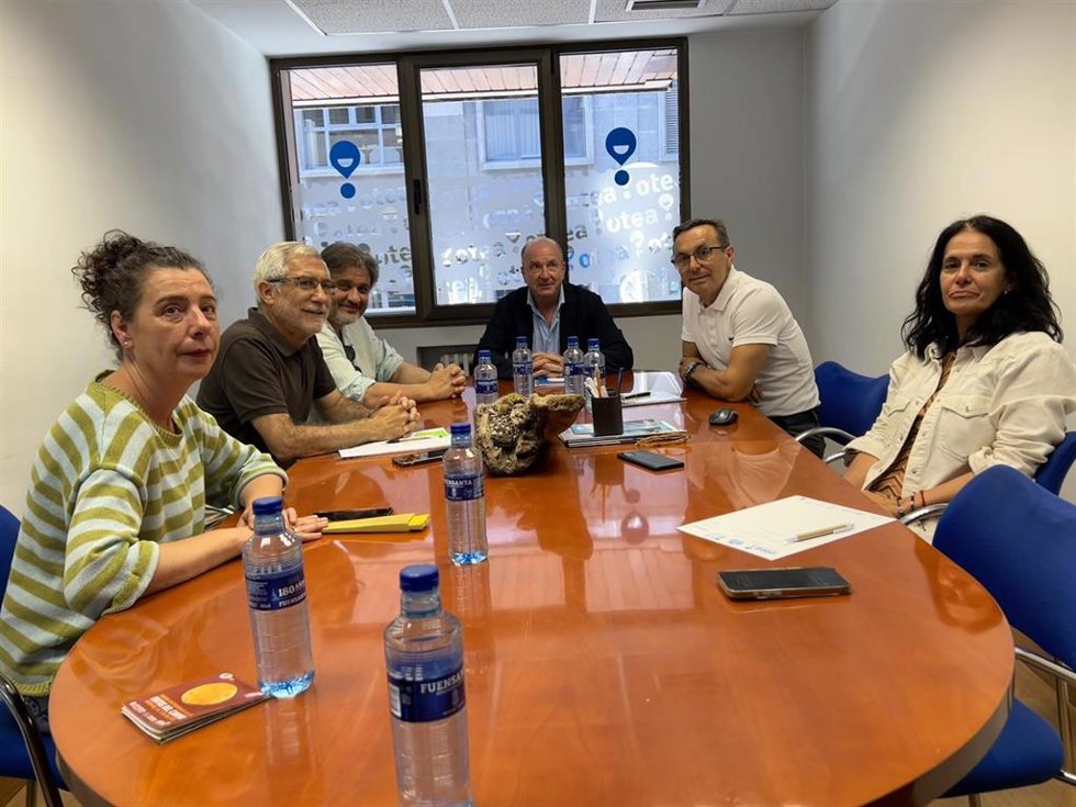 Reunión entre el Grupo Municipal de IU-Convocatoria por Oviedo y OTEA