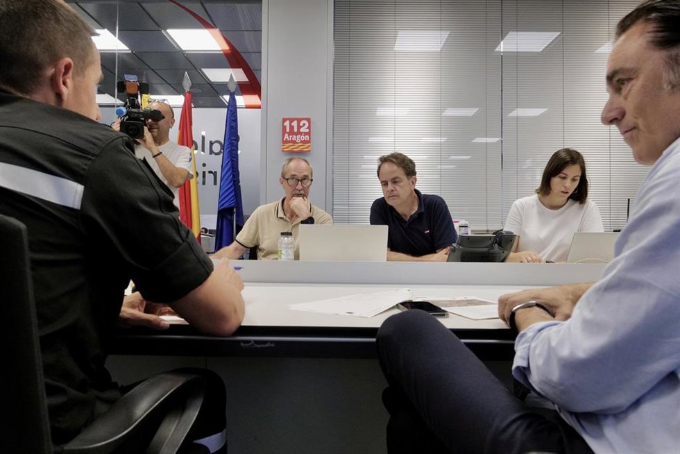 El consejero de Hacienda, Interior y Administración Pública del Gobierno de Aragón, Roberto Bermúdez de Castro, y el director general de Interior y Emergencias, Miguel Ángel Clavero, presiden la reunión del Centro de Coordinación Integrado (Cecopi).