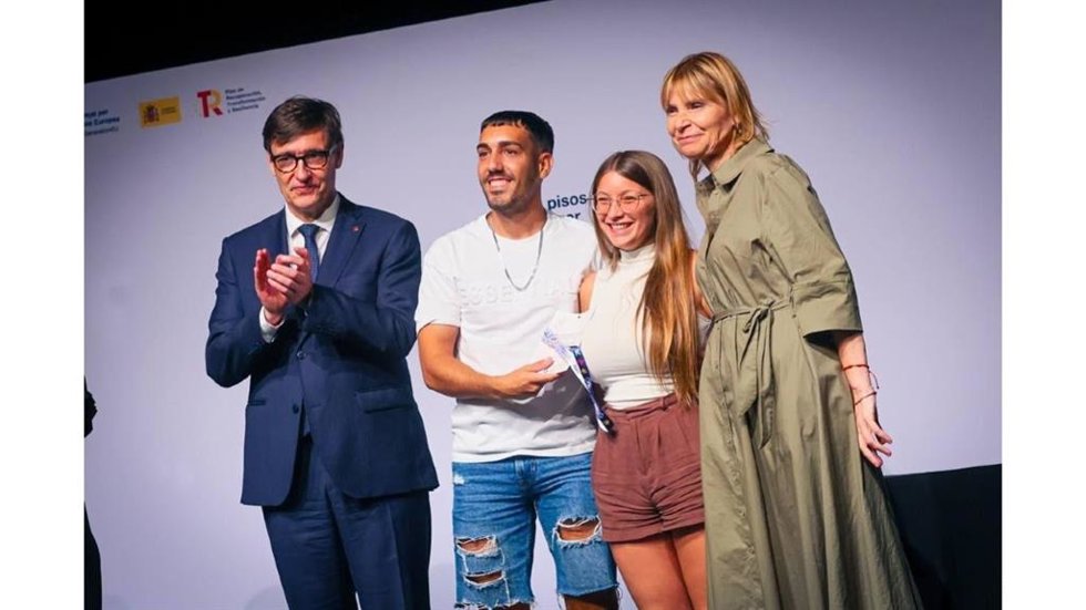 El presidente de la Generalitat, Salvador Illa, en la entrega de llaves de la nueva promoción de vivienda protegida en Sant Boi de Llobregat (Barcelona), junto con la alcaldesa, Lluïsa Moret