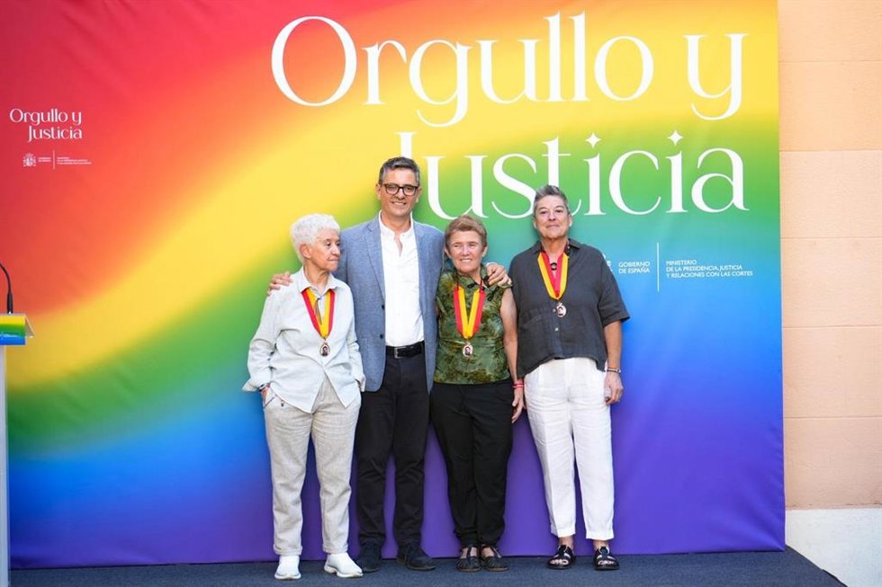 El ministro de Justicia, Félix Bolaños, junto a Boti García, Mili Hernández y Charo Alises en el acto 'Orgullo y Justicia. Dignidad, visibilidad y reconocimiento: mujeres que ampliaron nuestra democracia'