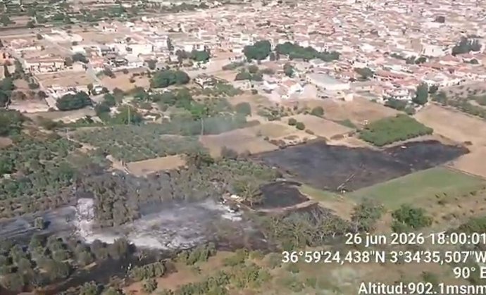 Vista aérea del incendio declarado este viernes por la tarde en Dúrcal.