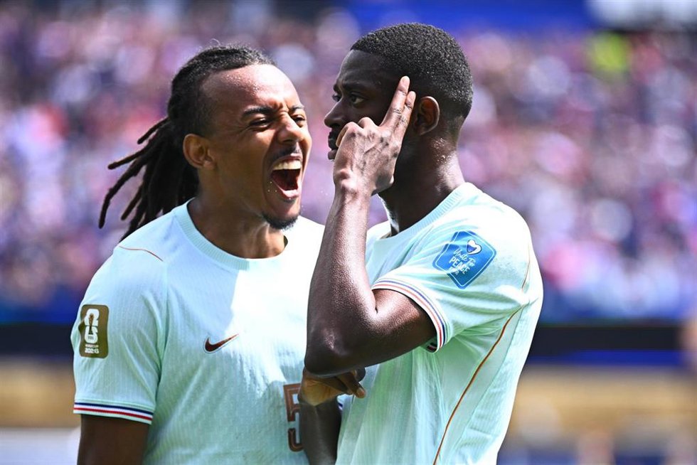Ousmane Dembélé y Jules Koundé celebran uno de los goles de Francia ante Noruega