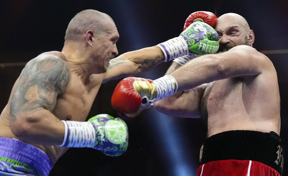 Archivo - 21 December 2024, Saudi Arabia, Riyadh: British boxer Tyson Fury (R) and Ukrainian boxer Oleksandr Usyk fight during the WBA, WBC, WBO, IBO World Heavyweight championship contest at the Kingdom Arena in Riyadh. Photo: Nick Potts/PA Wire/dpa