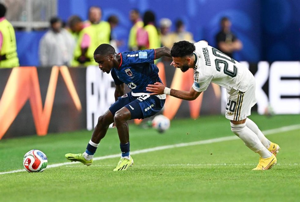 Jamiro Monteiro y Sultan Mandash durante el Cabo Verde-Arabia Saudí del Mundial 2026