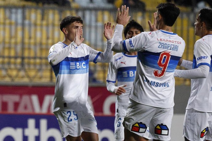 Futbol, Everton vs Universidad Catolica. Copa Chile 2026. El jugador de Universidad Catolica Diego Corral, izquierda, celebra con sus companeros después de convertir un gol durante el partido del Grupo B de Copa Chile realizado en el estadio Sausalito de