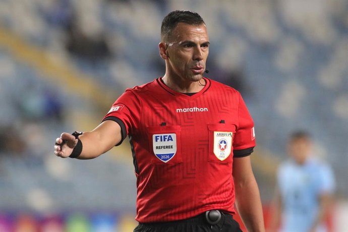 Futbol, O’Higgins vs Audax Italiano Fecha 8, Liga de primera 2026  El arbitro Juan Lara es fotografiado durante el partido de la liga de primera entre O’Higgins contra Audax Italiano disputado en el Estadio Codelco El Teniente de Rancagua,