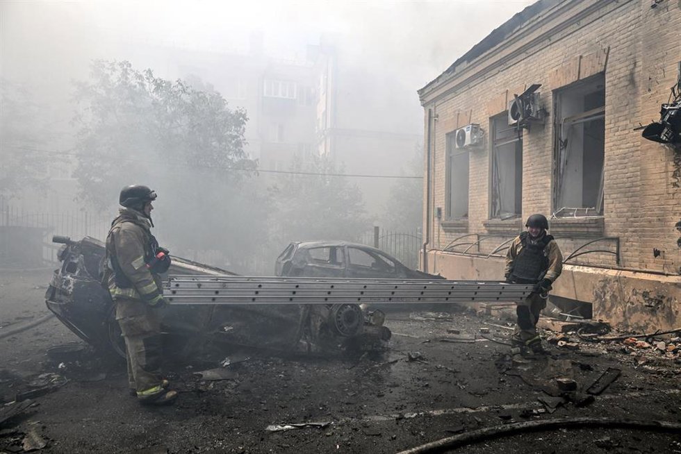 Archivo -  Los equipos de rescate del Servicio Estatal de Emergencias transportan una escalera telescópica durante una operación de respuesta a un ataque ruso, en Zaporiyia (Ucrania)