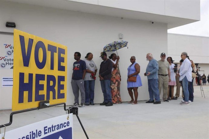 Archivo - La gente hace cola para votar el primer día de la votación anticipada, en mayo en 2026, en Carolina del Sur.  