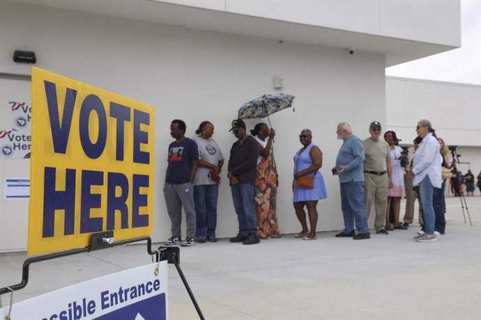 Archivo - May 26, 2026, Columbia, South Carolina, USA: People wait in line to vote on the first day of early voting on Tuesday, May 26, 2026, at the Richland County Voter Registration office at Richland Mall in South Carolina.