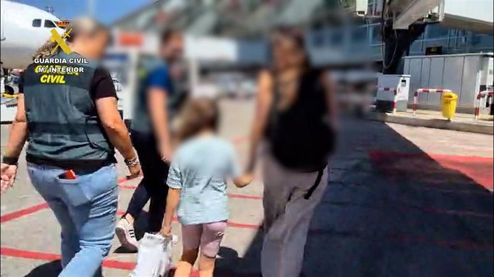 La Guardia Civil localiza en Kosovo a una niña de seis años presuntamente sustraída en Mallorca y detiene a su padre