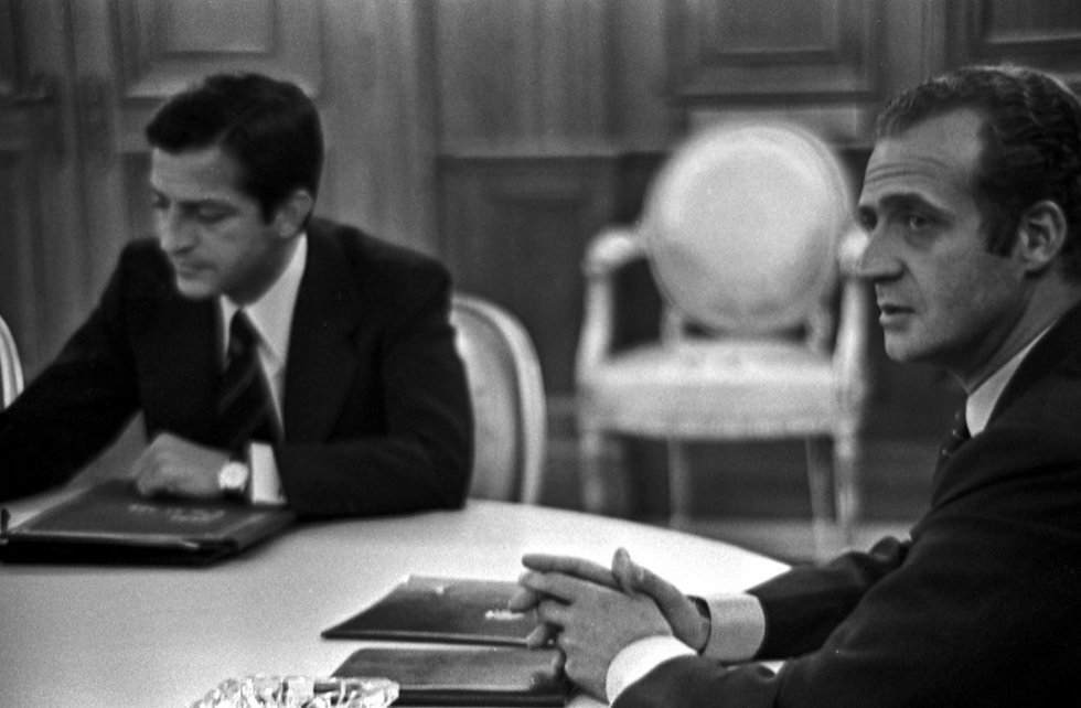 Primer Consejo de Ministros del Nuevo Gobierno el 9 de julio de 1976, presidido por el Rey Juan Carlos, a su derecha el presidente del Gobierno Adolfo Suárez.
