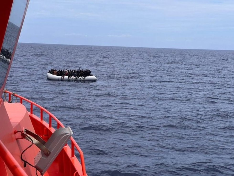 Archivo - Neumática con 64 migrantes a bordo en aguas próximas a Lanzarote