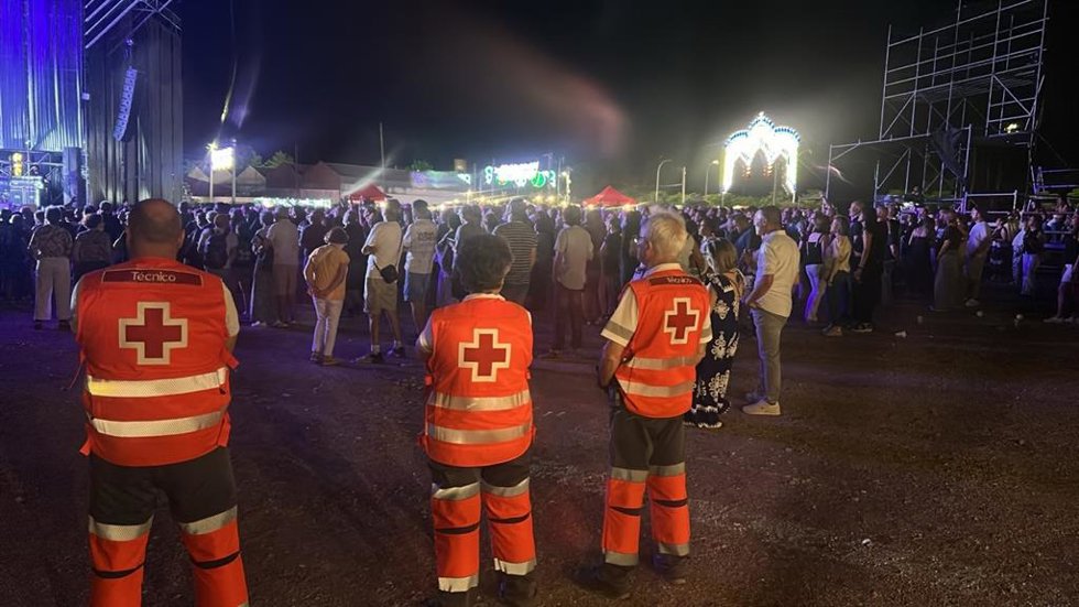 Efectivos de la Cruz Roja en la Feria de San Juan de Badajoz.