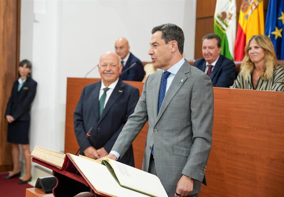 El presidente en funciones de la Junta de Andalucía, Juanma Moreno, jura acatar la Constitución y el Estatuto de Autonomía tras la elección de la Mesa del Parlamento. A 11 de junio de 2026. (Foto de archivo).