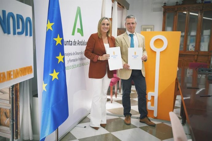 La alcaldesa de Granada, Marifrán Carazo, y el presidente del Consejo Escolar de Andalucía, Manuel Pérez, han suscrito la adhesión oficial del máximo órgano de participación de la comunidad educativa andaluza a la candidatura de Granada 2031