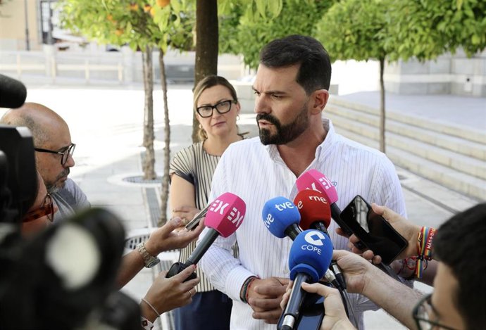 El secretario general del PSOE de Extremadura, Álvaro Sánchez Cotrina, atiende a los medios tras reunirse con sindicatos y patronal