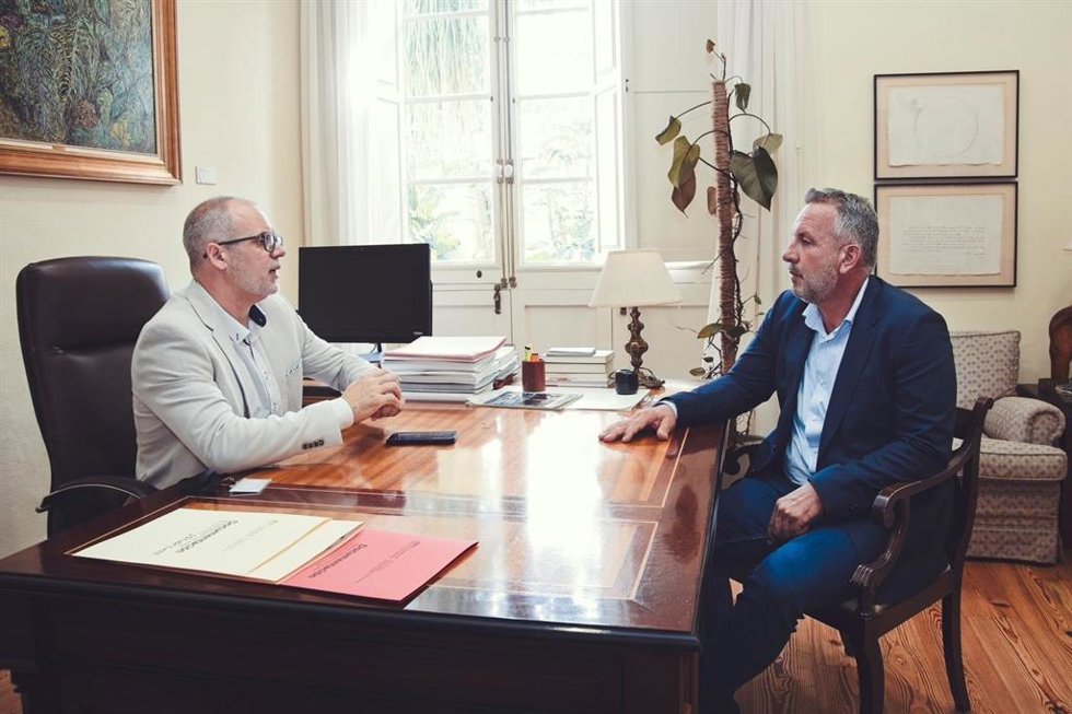 El director general de Costas y Gestión del Espacio Marítimo Canario, Antonio Acosta, mantiene una reunión con el primer teniente de alcalde del Ayuntamiento de Pájara, Alexis Alonso