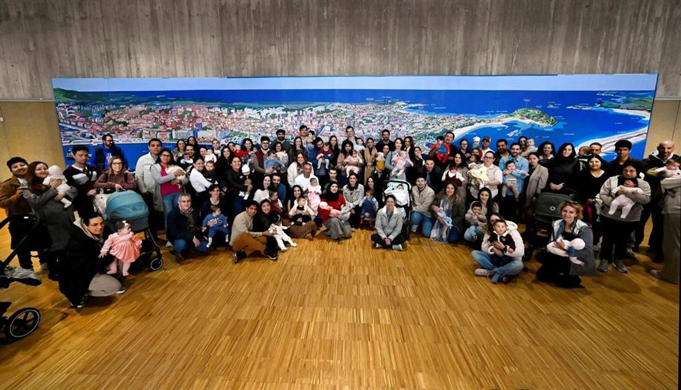 Archivo - Santander reparte 89.400 euros en ayudas a 447 familias de bebés nacidos en 2025