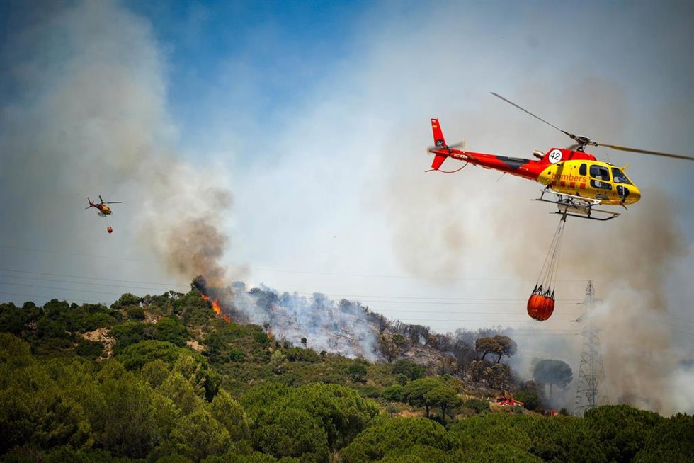 Helicóptero durante un incendio forestal, a 26 de junio de 2026, en Tiana, Barcelona, Catalunya (España).