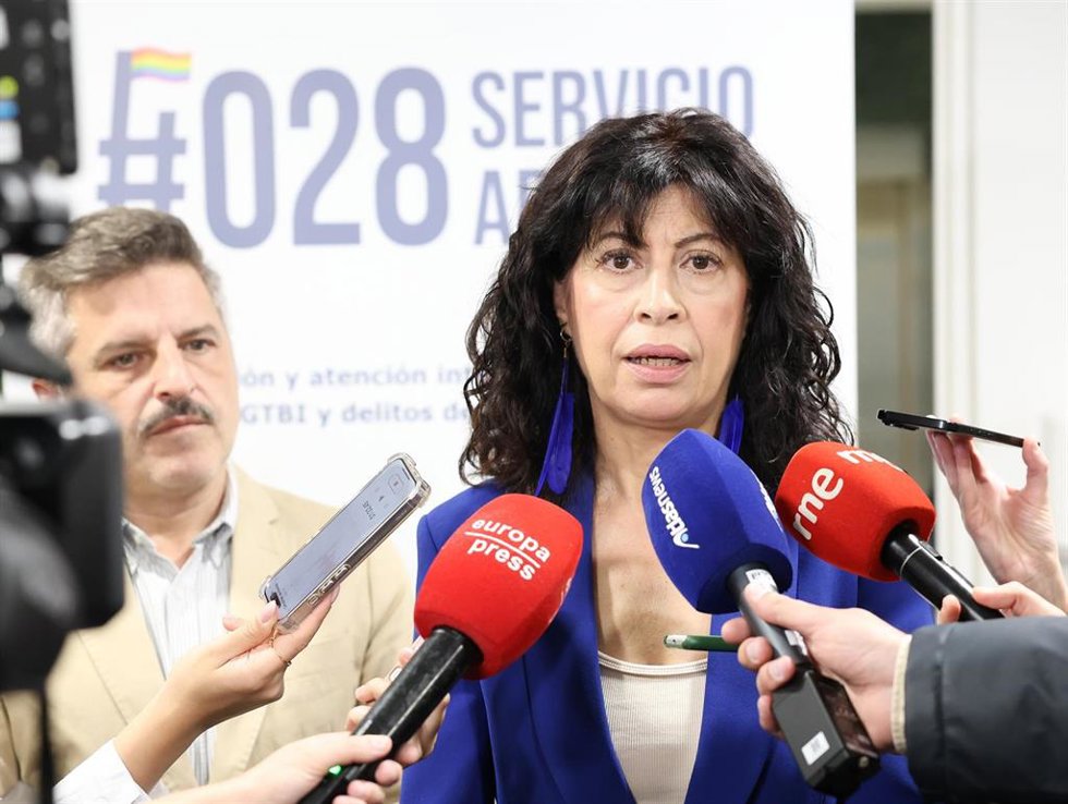 Archivo - La ministra de Igualdad, Ana Redondo, atiende a los medios de comunicación durante su visita institucional a las instalaciones de la calle Marqués de Ahumada en Madrid, sede central del servicio 028, a 13 de mayo de 2026, en Madrid (España). 