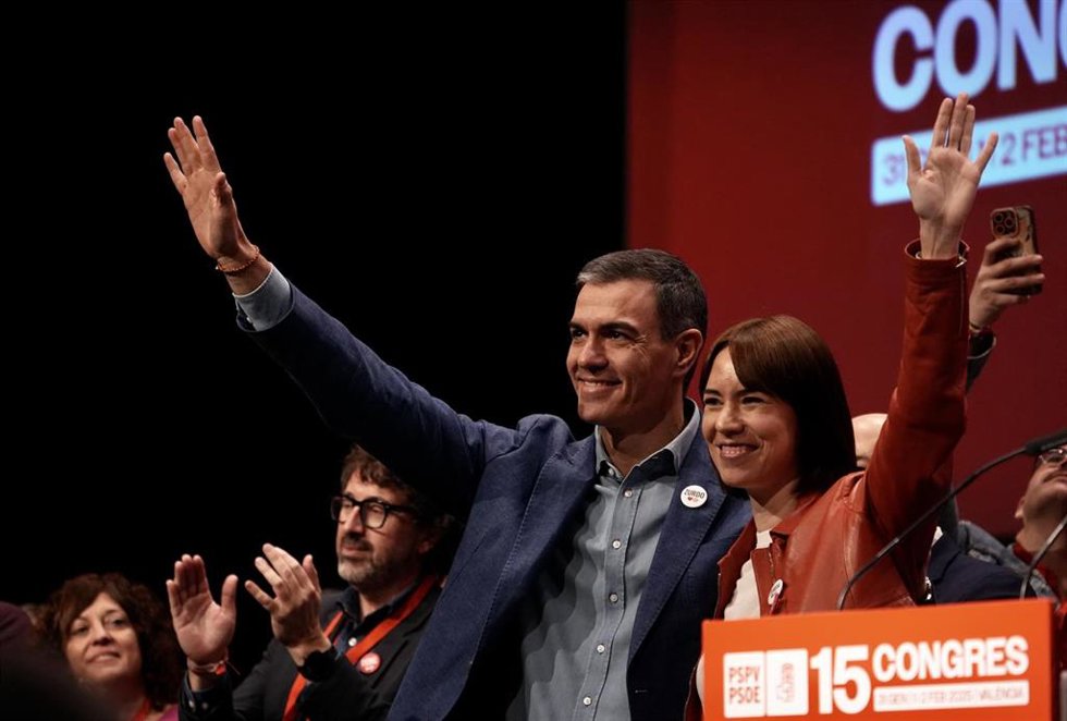 Archivo - El secretario general del PSOE y presidente del Gobierno, Pedro Sánchez, y la secretaria general del PSPV-PSOE y ministra de Ciencia, Innovación y Universidades, Diana Morant, durante la inauguración del 15º Congreso Nacional del PSPV-PSOE. 
