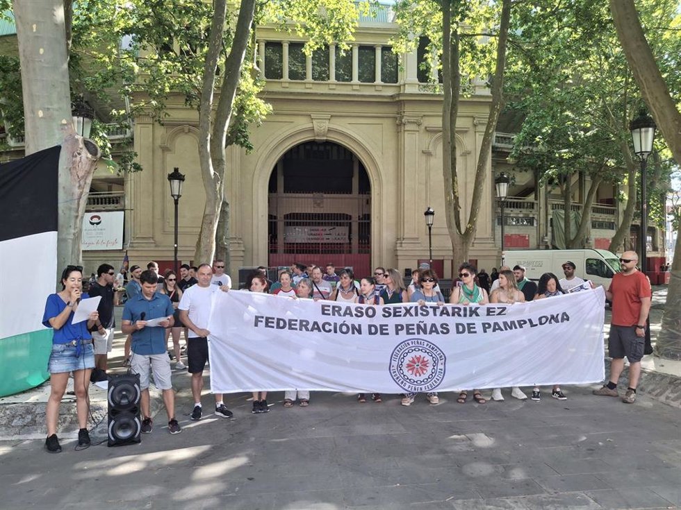 Concentración de la Federación de Peñas de Pamplona en contra de las agresiones sexistas.
