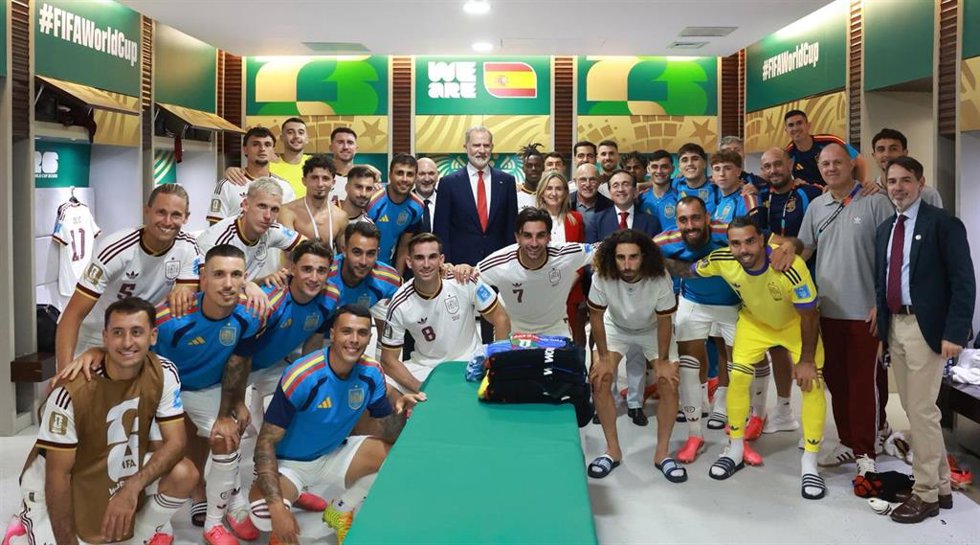 El rey Felipe VI felicita a la selección tras la victoria ante Uruguay